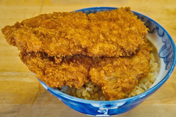 埼玉県秩父地方のわらじカツ丼