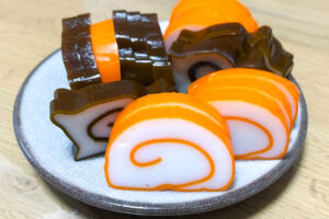 富山名物の赤巻きかまぼこ